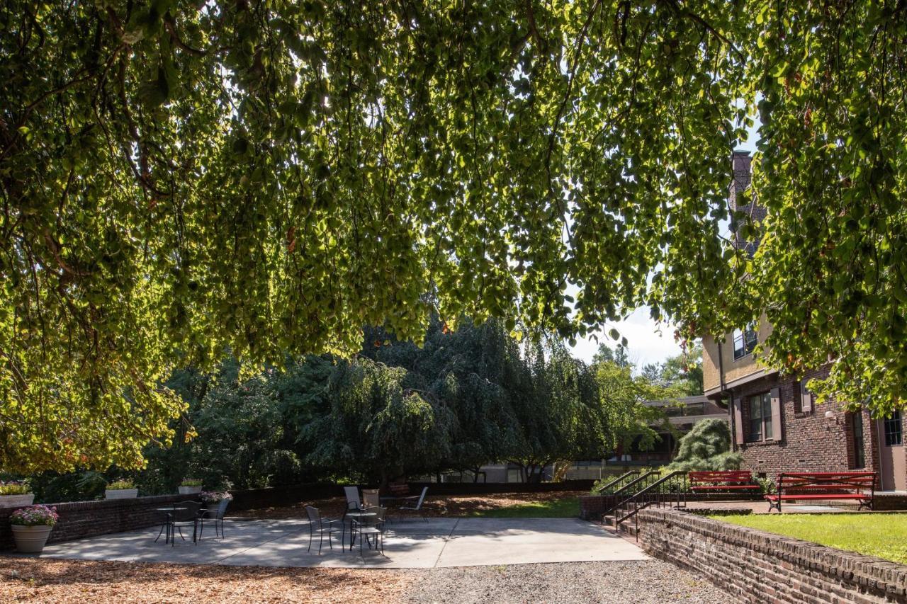 Rutgers University Inn And Conference Center Нью-Брансуик Экстерьер фото